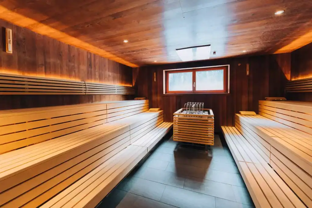 Entspannungsraum im Quellalpin mit Holzliegen und ruhiger Atmosphäre.