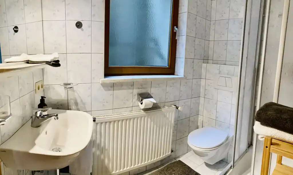 Modernes Badezimmer mit Waschbecken, Toilette und Dusche in Slois.