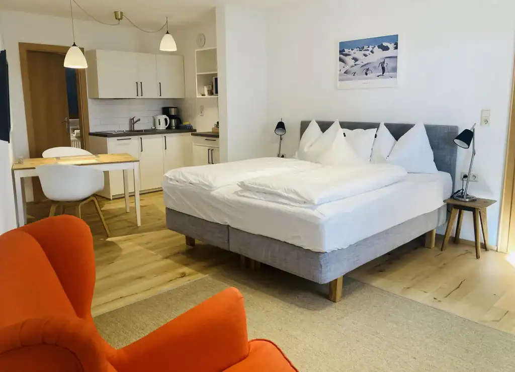 Komfortables Hotelzimmer mit Doppelbett, moderner Einrichtung und gemütlicher Atmosphäre, ideal für.