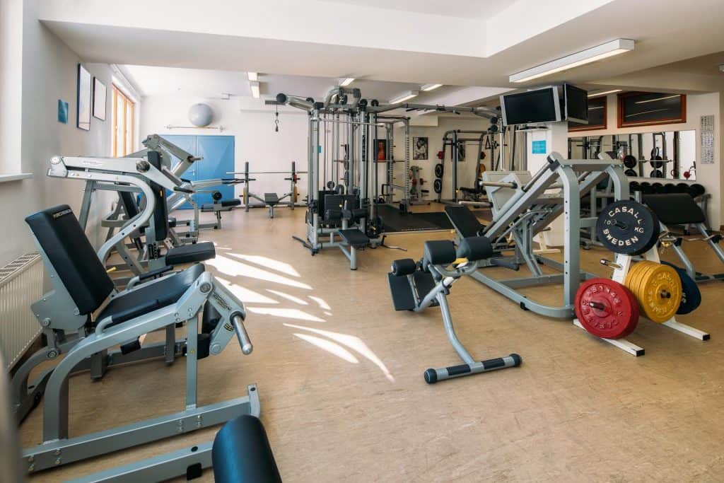 Modernes Fitnessstudio im Quellalpin mit vielfältigen Trainingsgeräten.